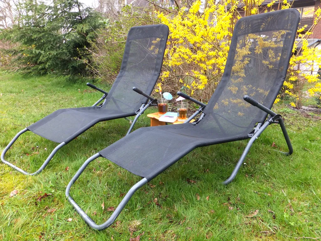 Liegestühle im Garten