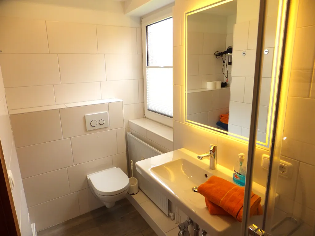 Modernes Badezimmer mit Dusche