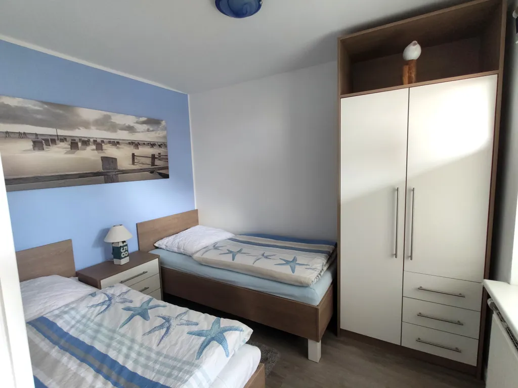 Helles Schlafzimmer mit zwei Einzelbetten