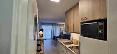 Moderne Küche mit Essbereich - Gesamtansicht